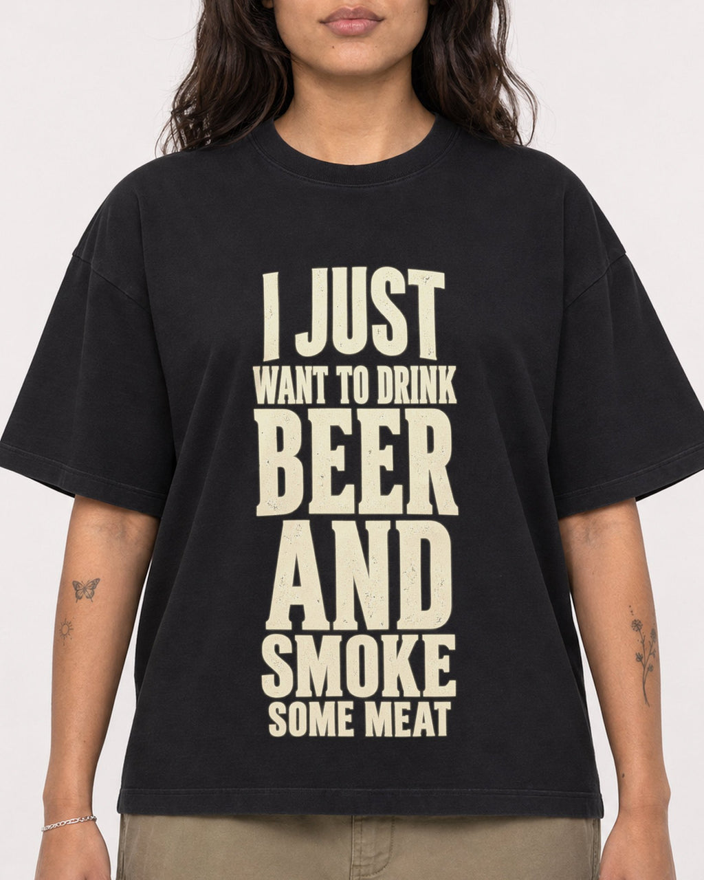 Mockup Boxy Heavyweight Tee Black female close-up 06