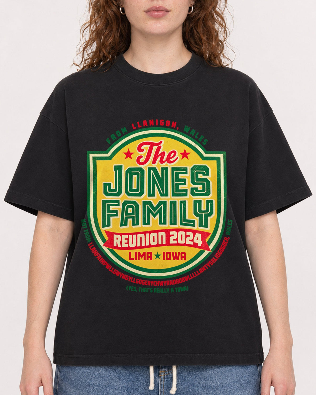 Mockup Boxy Heavyweight Tee Black female close-up 09
