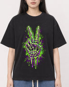 Mockup Boxy Heavyweight Tee Black female close-up 01