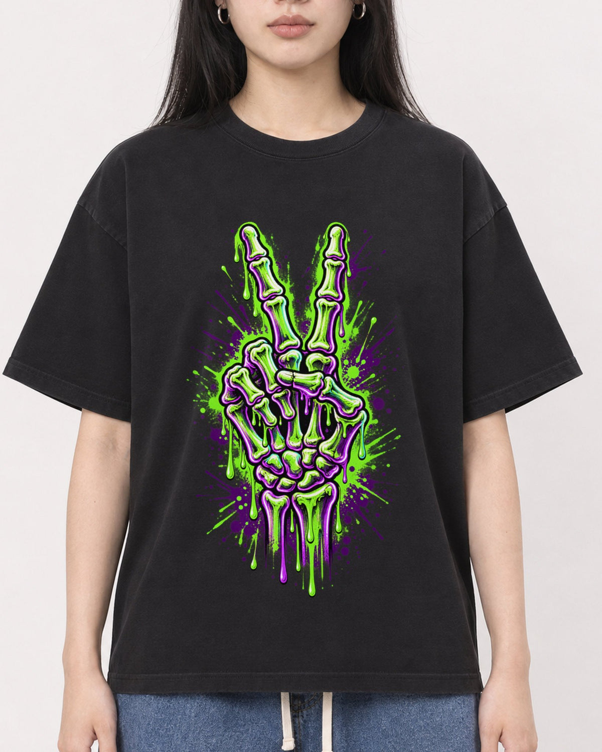 Mockup Boxy Heavyweight Tee Black female close-up 01