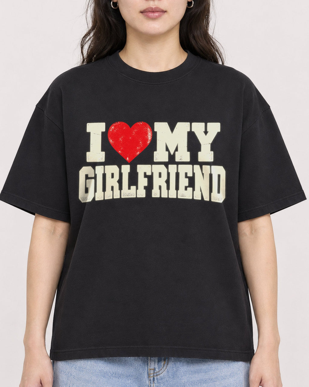 Mockup Boxy Heavyweight Tee Black female close-up 03