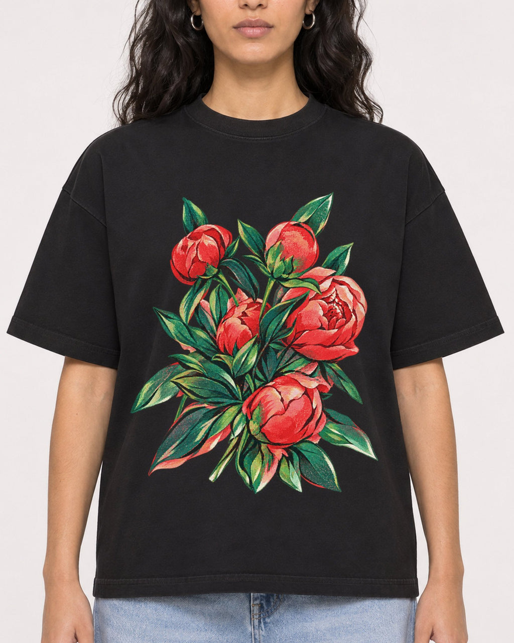 Mockup Boxy Heavyweight Tee Black female close-up 07