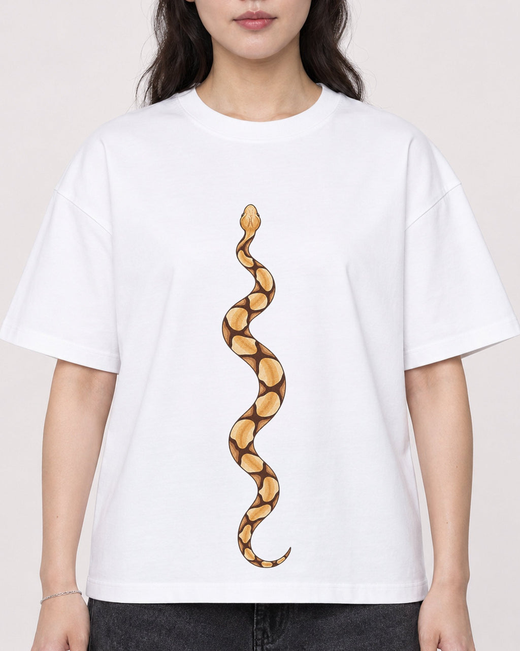 Mockup Boxy Heavyweight Tee White female close-up 03