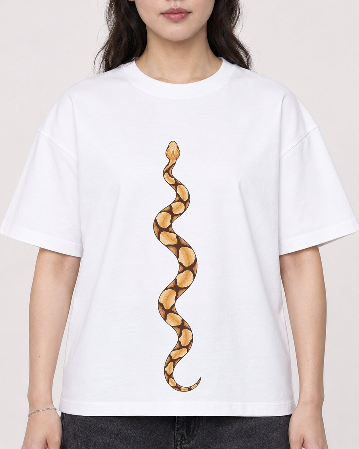Mockup Boxy Heavyweight Tee White female close-up 03