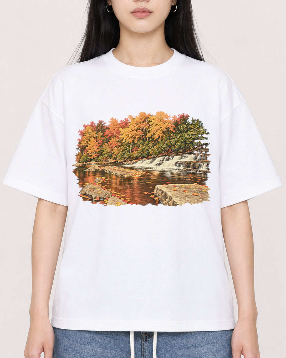 Mockup Boxy Heavyweight Tee White female close-up 01