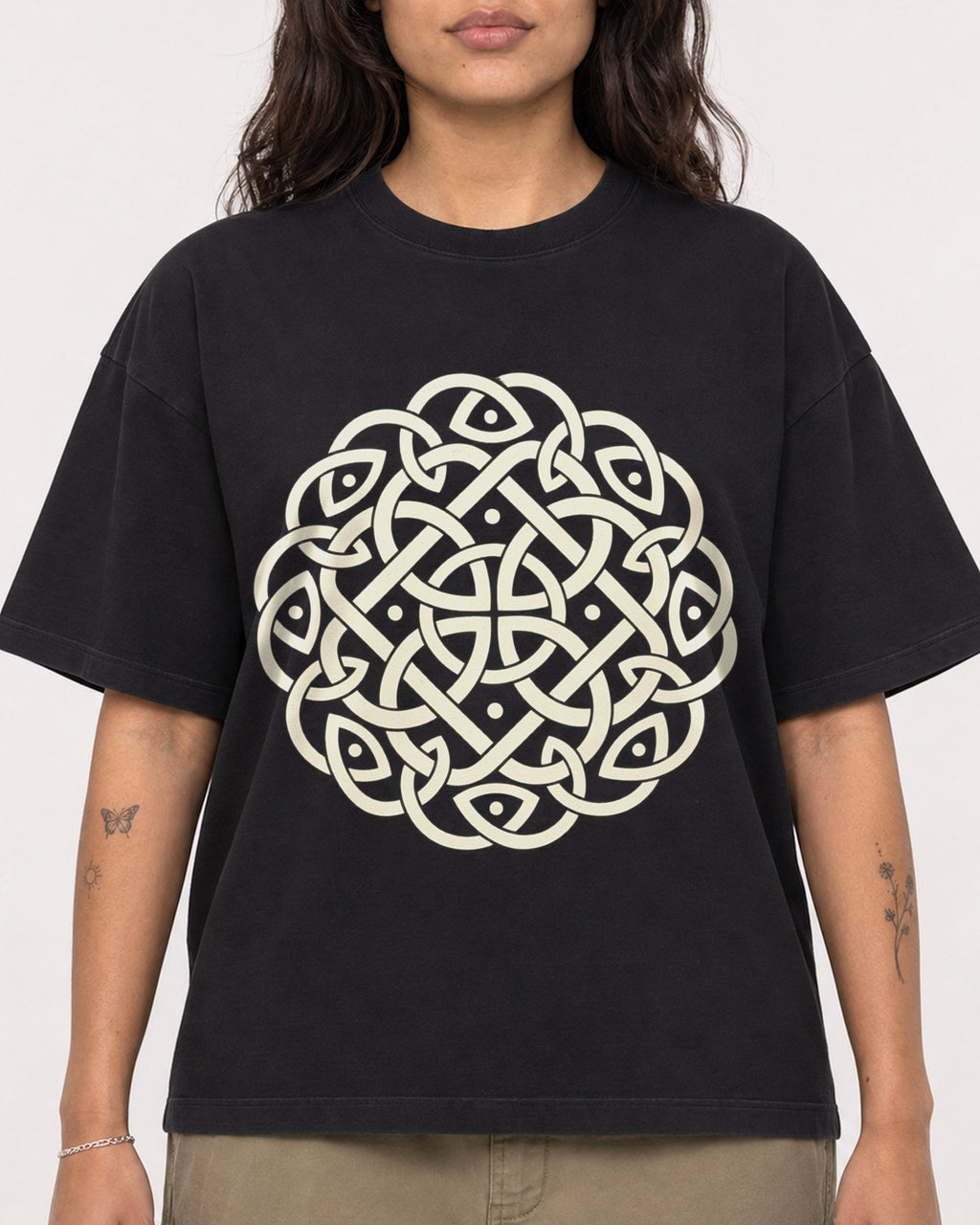 Mockup Boxy Heavyweight Tee Black female close-up 06