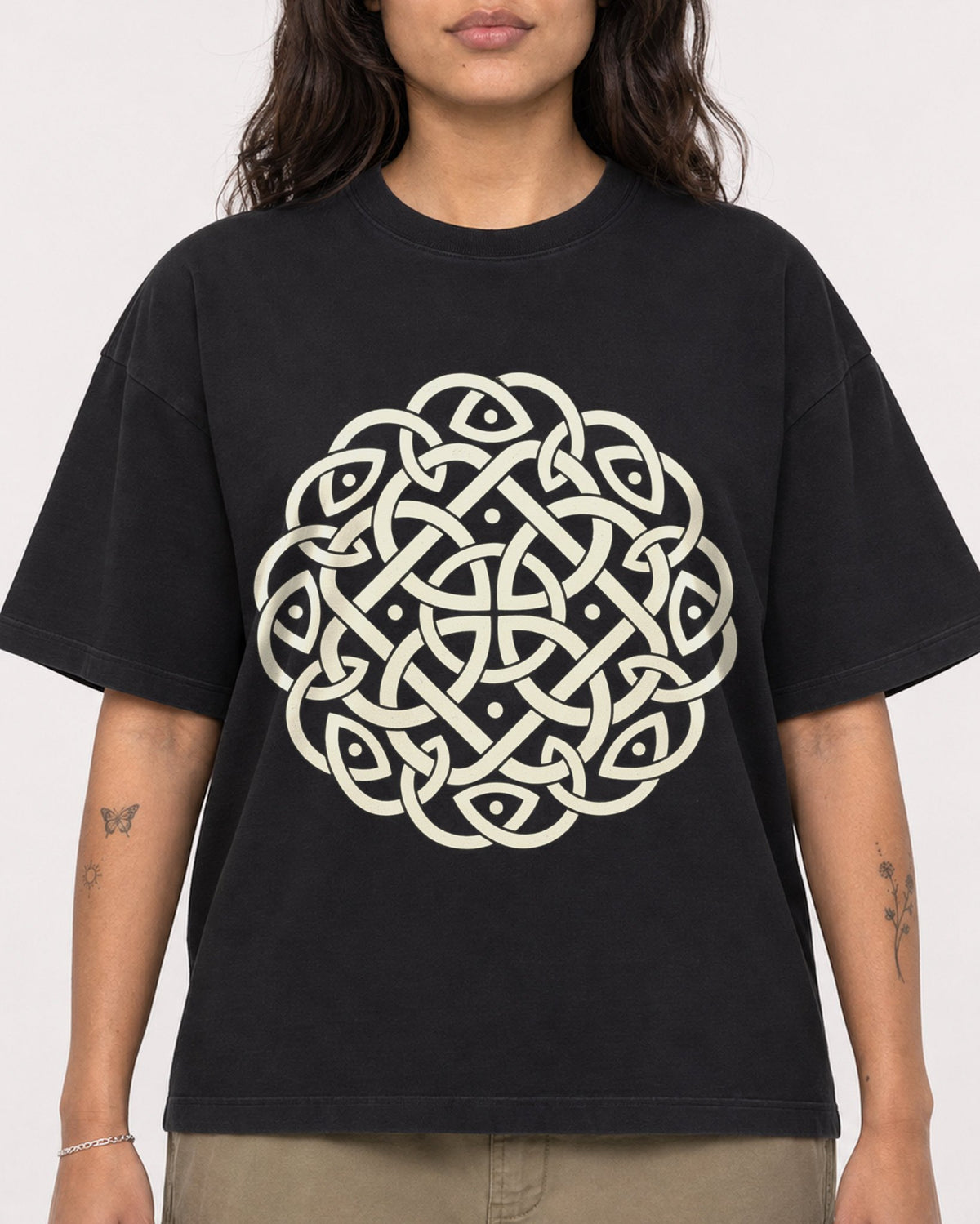 Mockup Boxy Heavyweight Tee Black female close-up 06