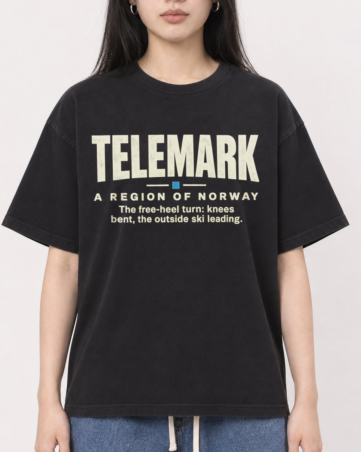 Mockup Boxy Heavyweight Tee Black female close-up 01