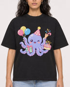 Mockup Boxy Heavyweight Tee Black female close-up 07