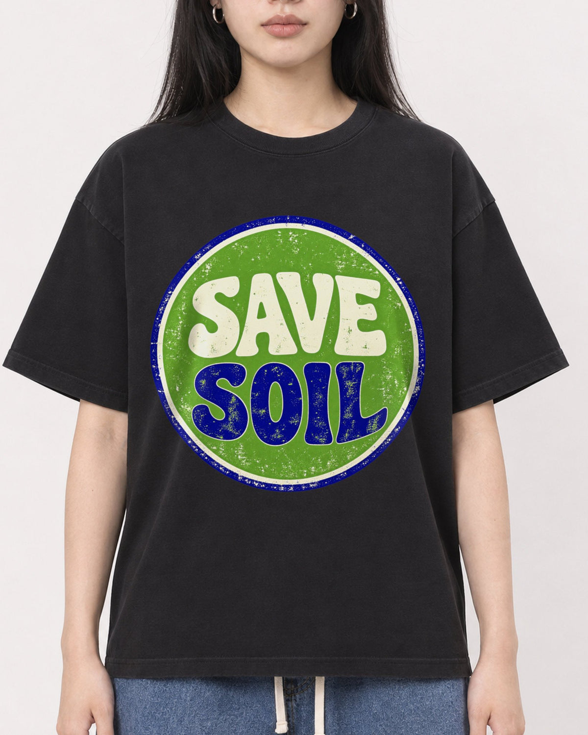 Mockup Boxy Heavyweight Tee Black female close-up 01