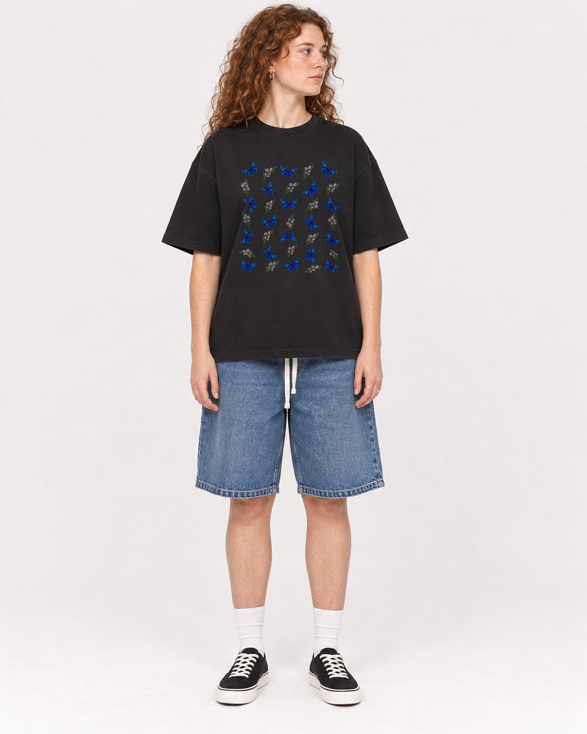 Mockup Boxy Heavyweight Tee Black female full-body 09