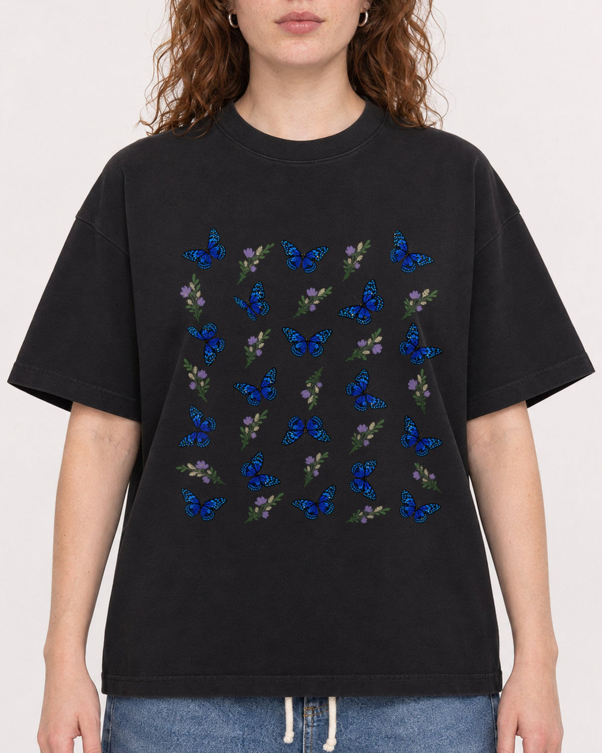 Mockup Boxy Heavyweight Tee Black female close-up 09