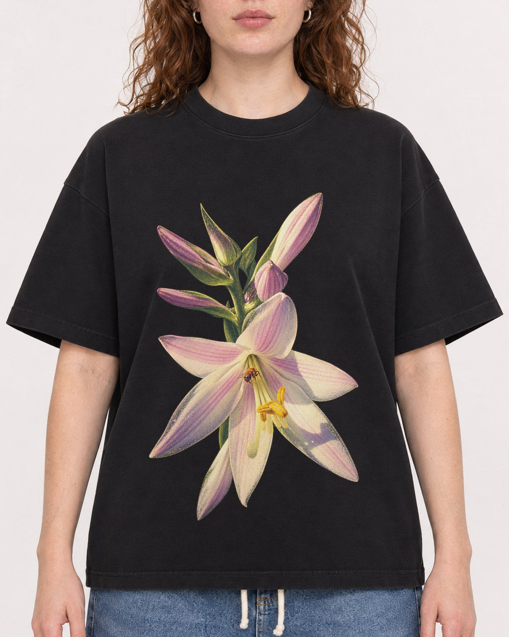 Mockup Boxy Heavyweight Tee Black female close-up 09