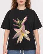 Mockup Boxy Heavyweight Tee Black female close-up 09