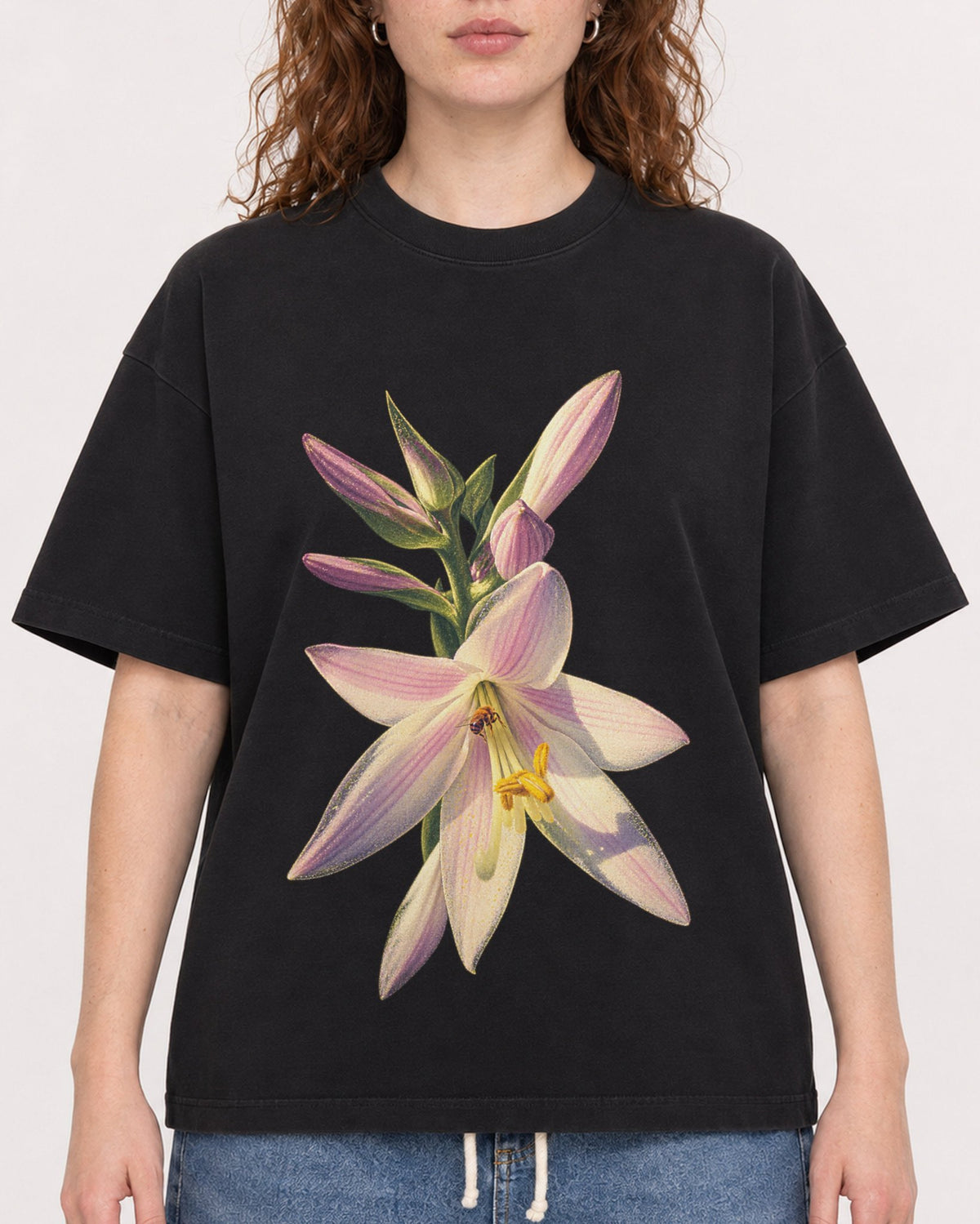 Mockup Boxy Heavyweight Tee Black female close-up 09