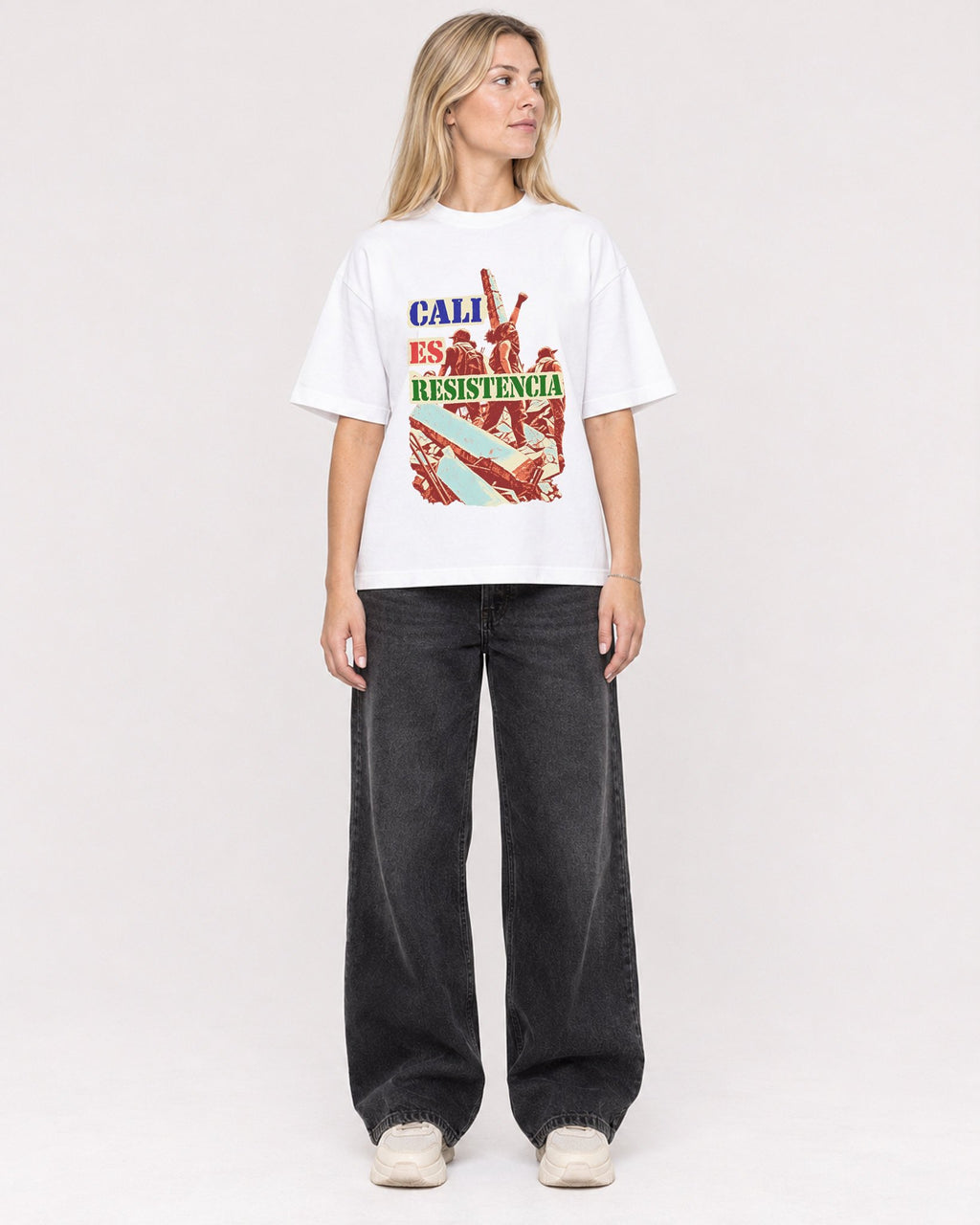Mockup Boxy Heavyweight Tee White female full-body 08