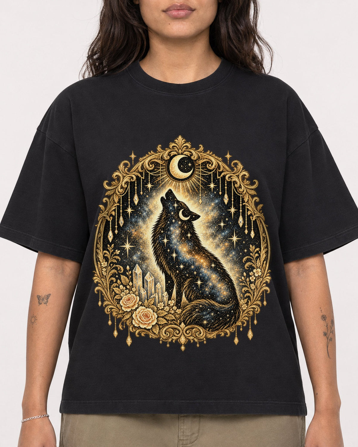 Mockup Boxy Heavyweight Tee Black female close-up 06