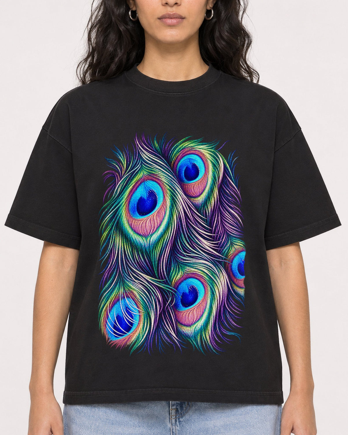 Mockup Boxy Heavyweight Tee Black female close-up 07