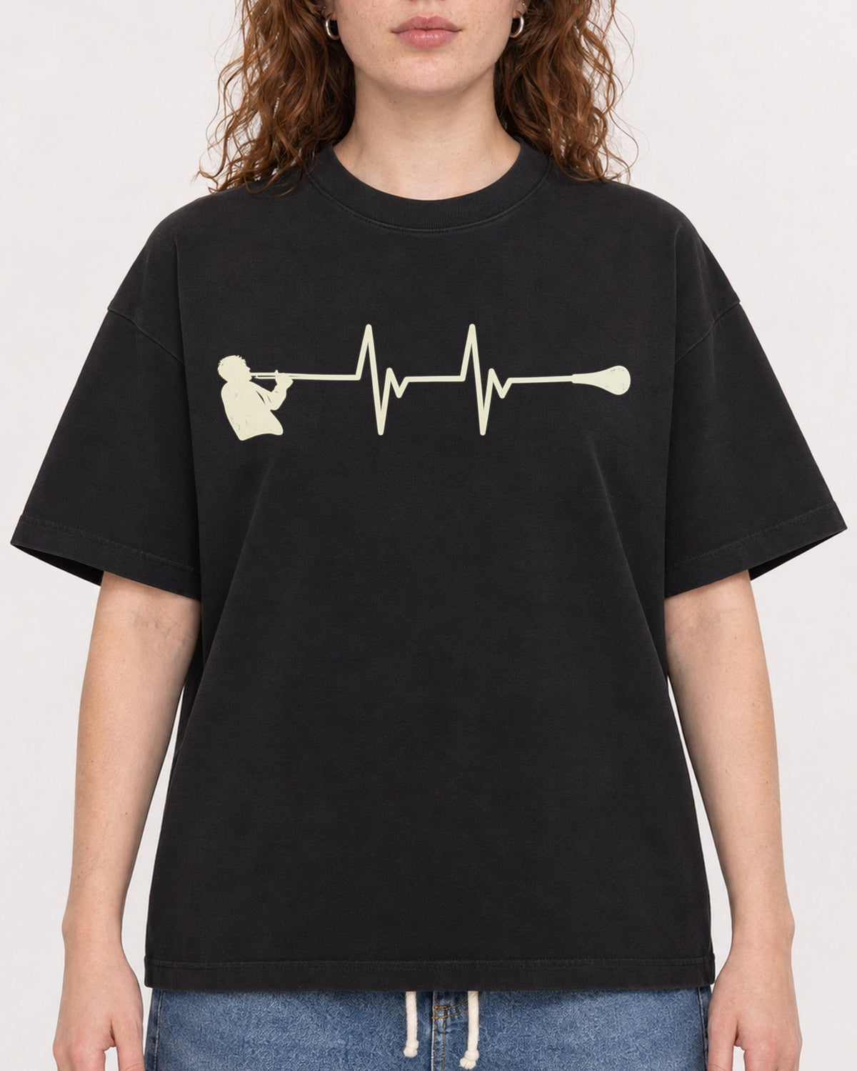 Mockup Boxy Heavyweight Tee Black female close-up 09