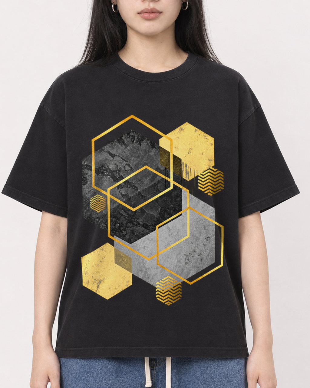 Mockup Boxy Heavyweight Tee Black female close-up 01