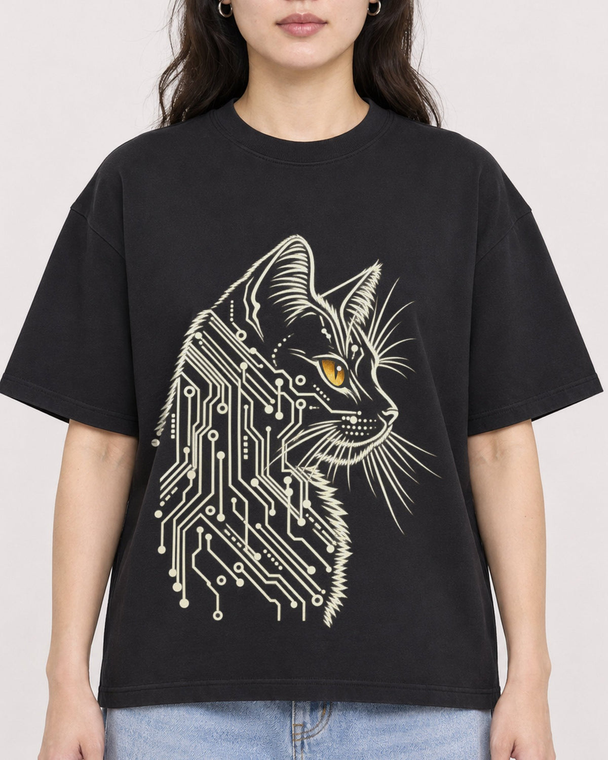 Mockup Boxy Heavyweight Tee Black female close-up 03