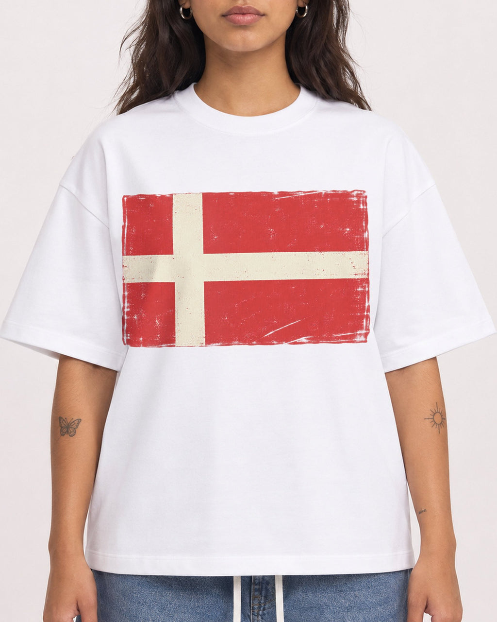 Mockup Boxy Heavyweight Tee White female close-up 06