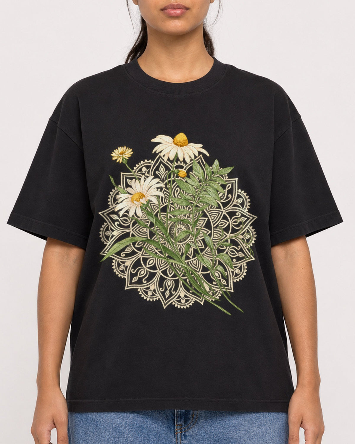 Mockup Boxy Heavyweight Tee Black female close-up 16