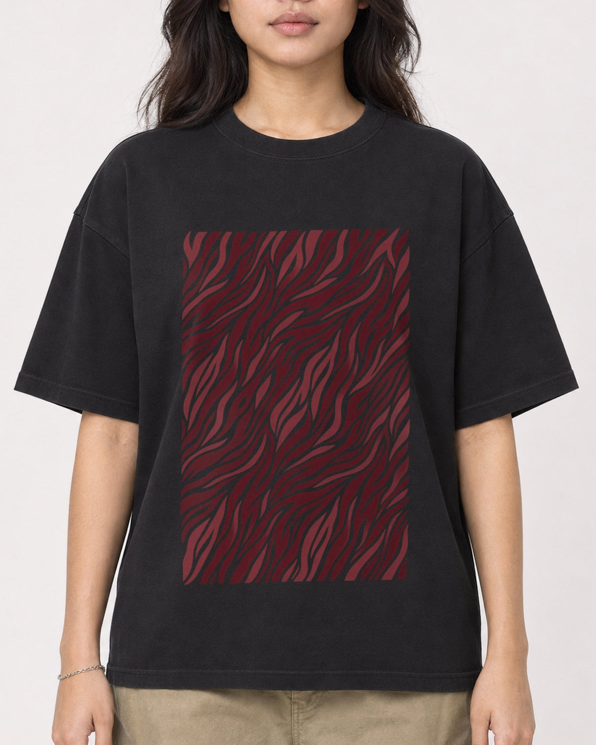 Mockup Boxy Heavyweight Tee Black female close-up 02