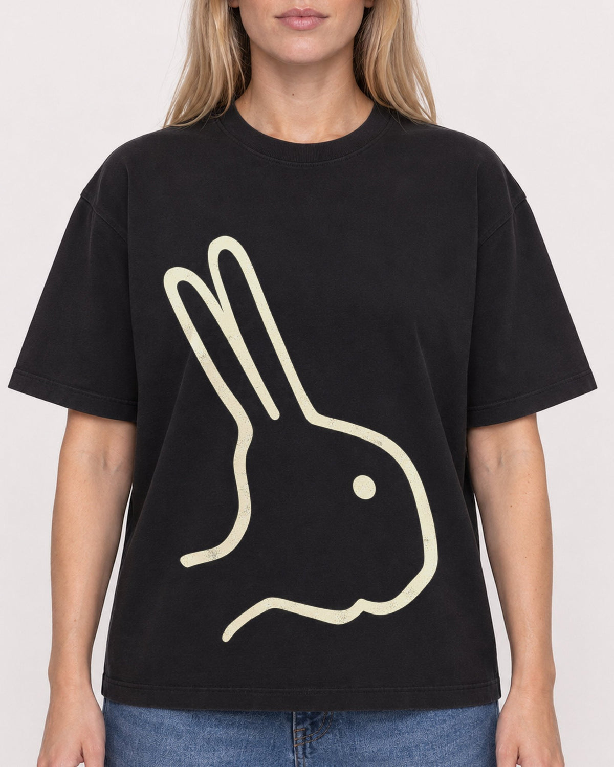 Mockup Boxy Heavyweight Tee Black female close-up 08