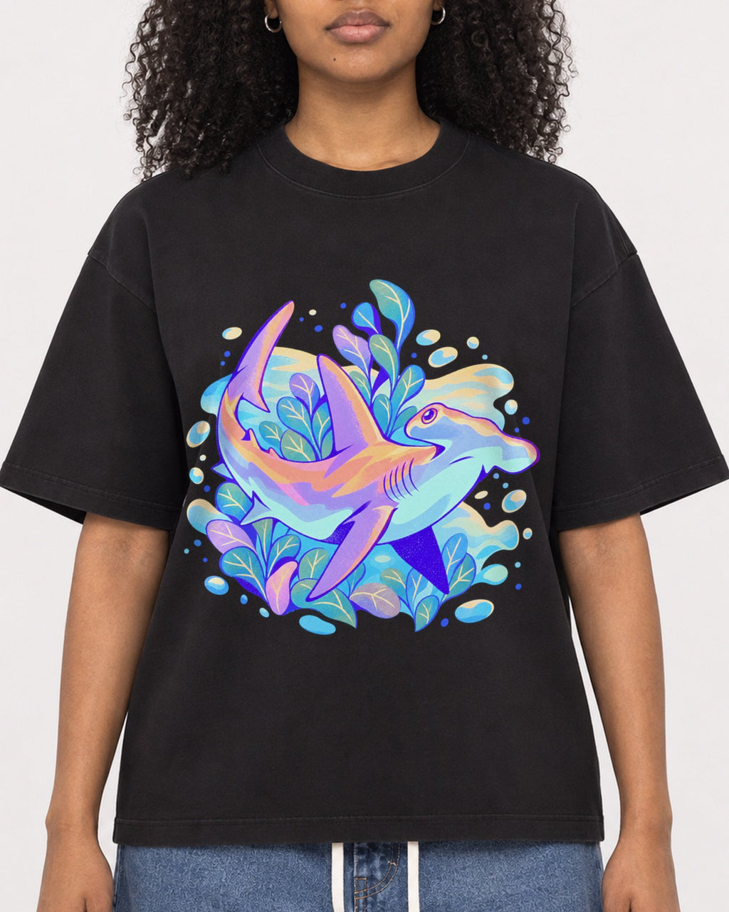 Mockup Boxy Heavyweight Tee Black female close-up 05