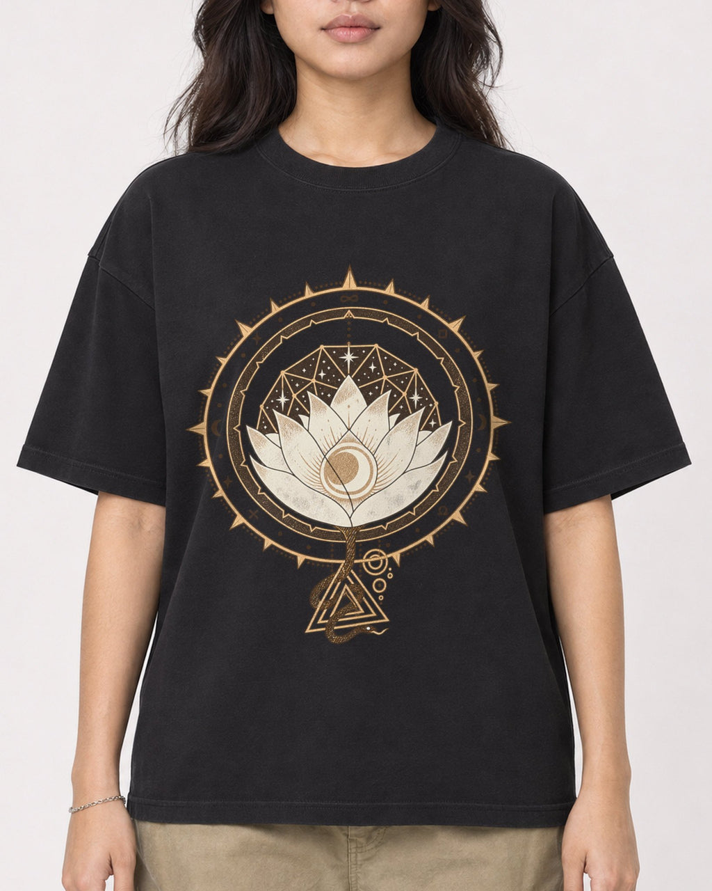 Mockup Boxy Heavyweight Tee Black female close-up 02