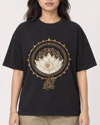 Mockup Boxy Heavyweight Tee Black female close-up 02