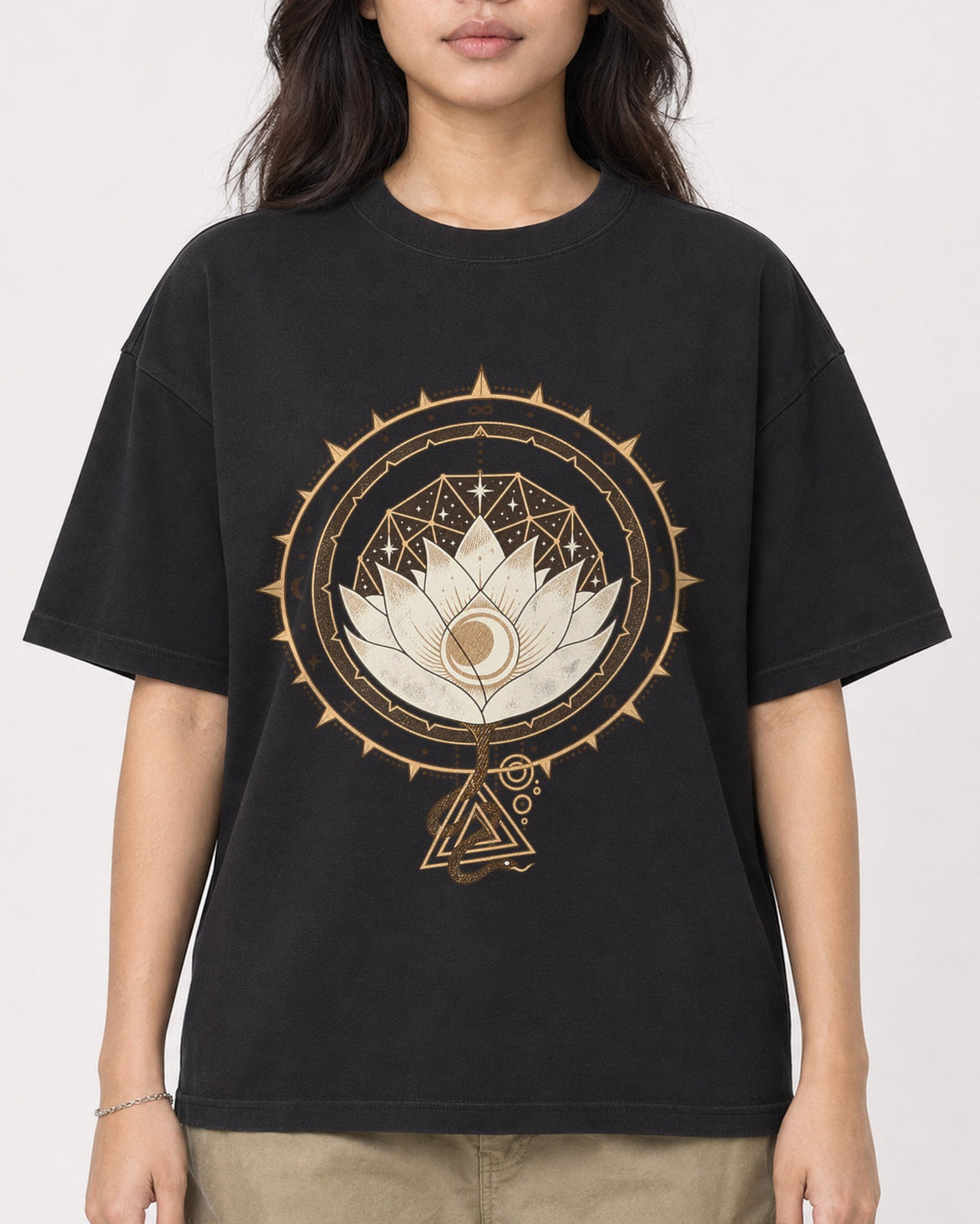Mockup Boxy Heavyweight Tee Black female close-up 02