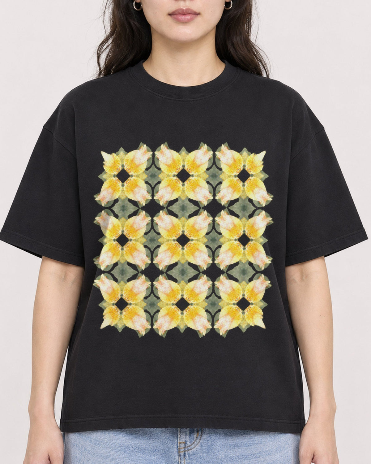 Mockup Boxy Heavyweight Tee Black female close-up 03