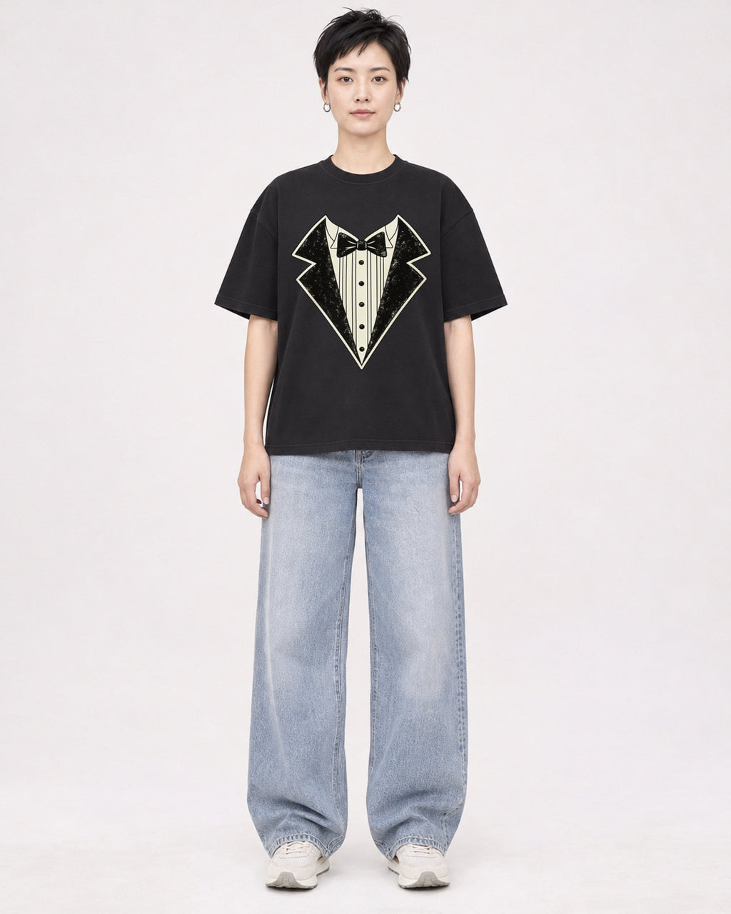 Mockup Boxy Heavyweight Tee Black female full-body 23