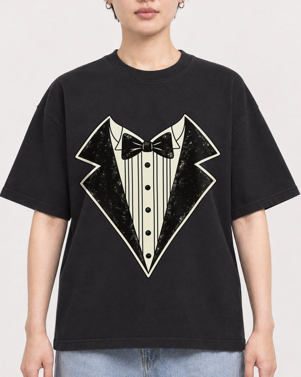 Mockup Boxy Heavyweight Tee Black female close-up 23