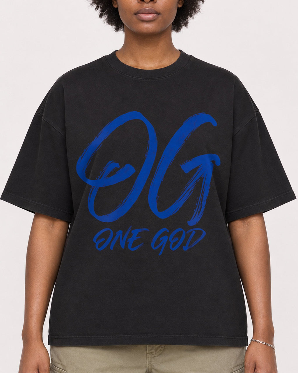 Mockup Boxy Heavyweight Tee Black female close-up 14