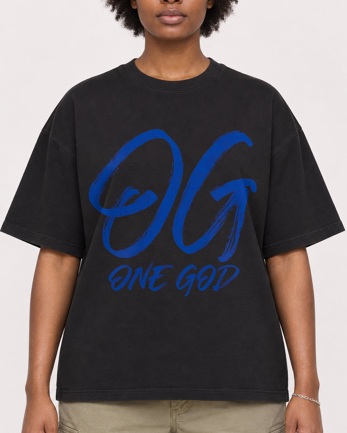 Mockup Boxy Heavyweight Tee Black female close-up 14