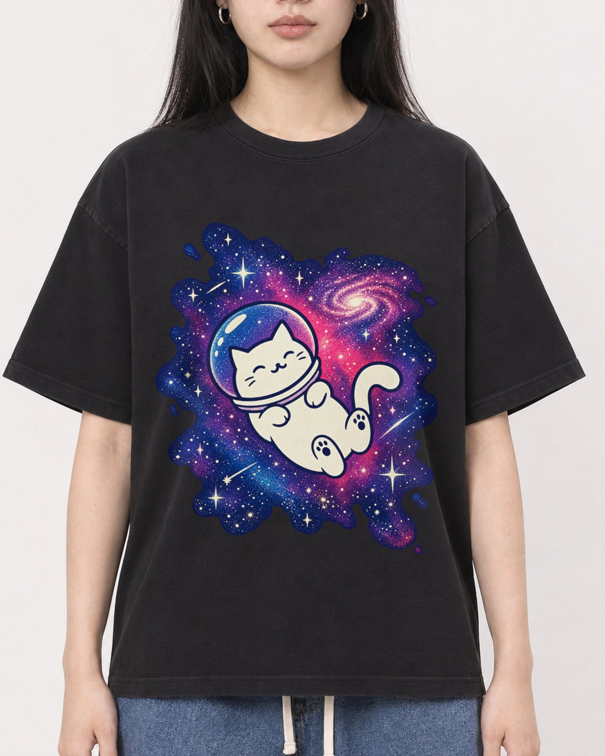 Mockup Boxy Heavyweight Tee Black female close-up 01
