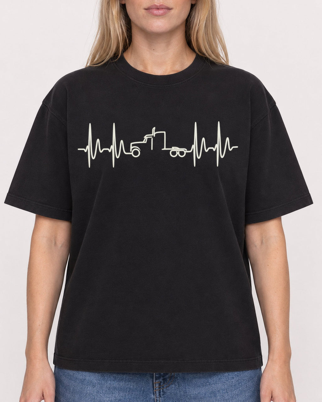 Mockup Boxy Heavyweight Tee Black female close-up 08