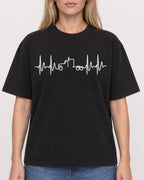 Mockup Boxy Heavyweight Tee Black female close-up 08
