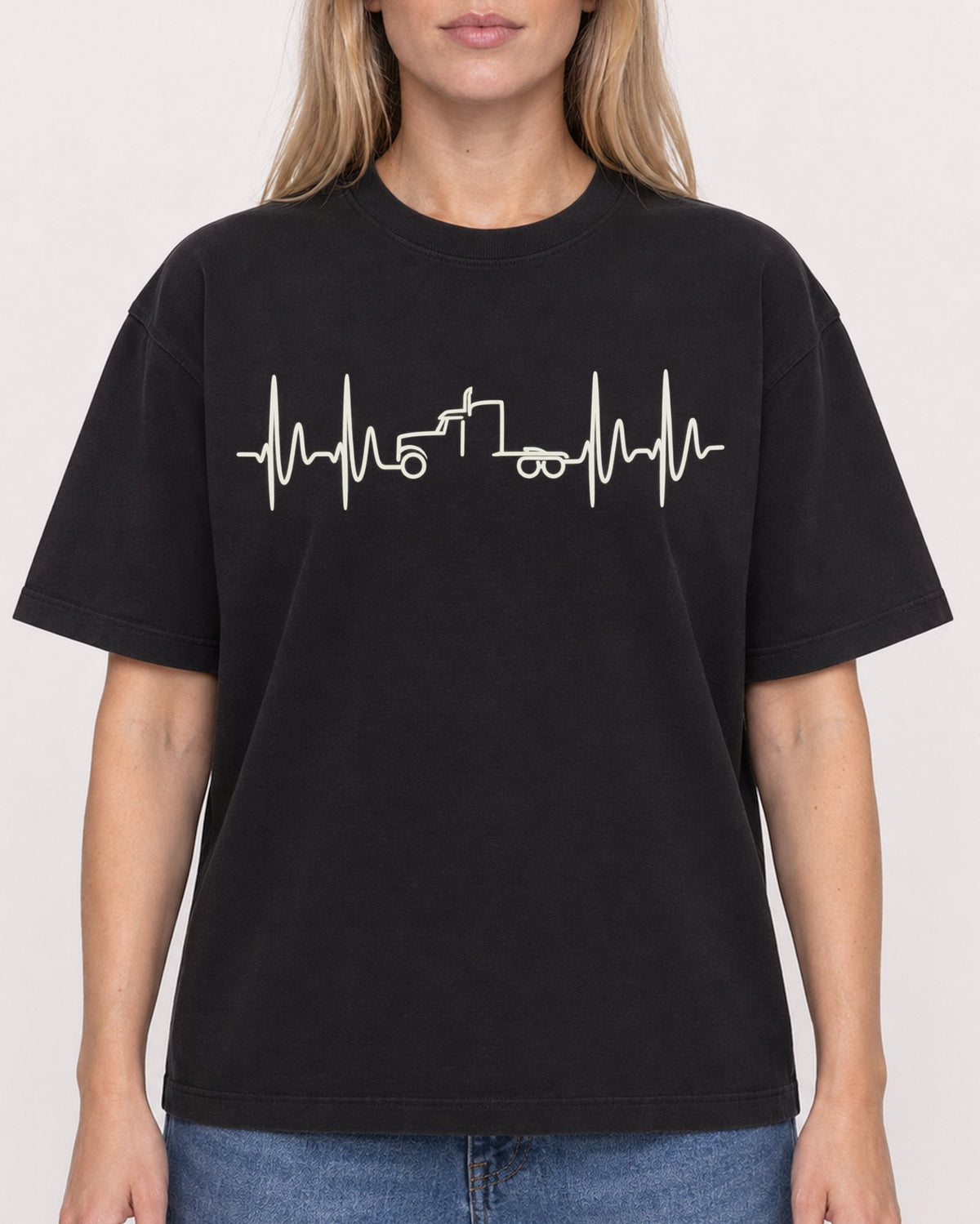 Mockup Boxy Heavyweight Tee Black female close-up 08