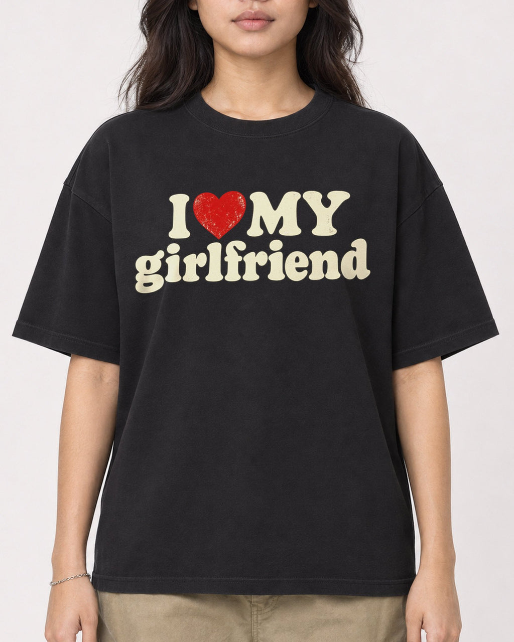 Mockup Boxy Heavyweight Tee Black female close-up 02