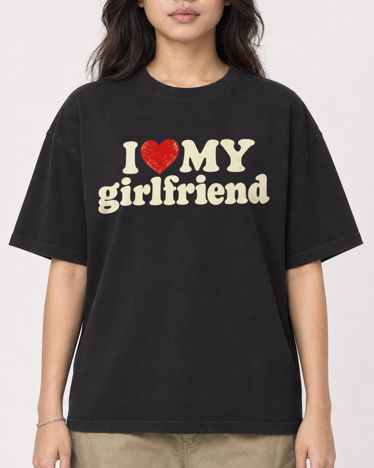 Mockup Boxy Heavyweight Tee Black female close-up 02