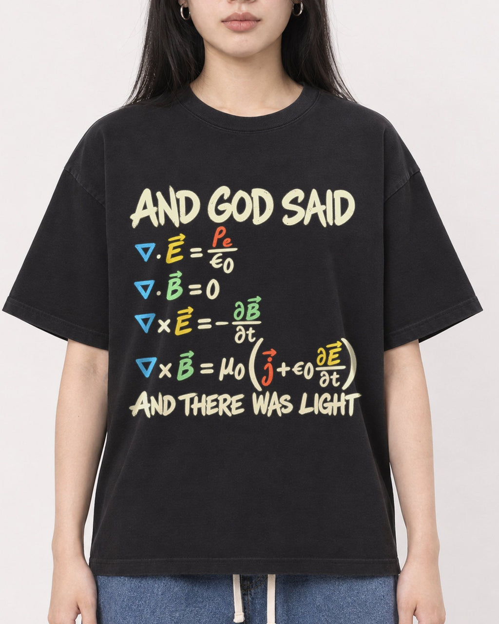 Mockup Boxy Heavyweight Tee Black female close-up 01