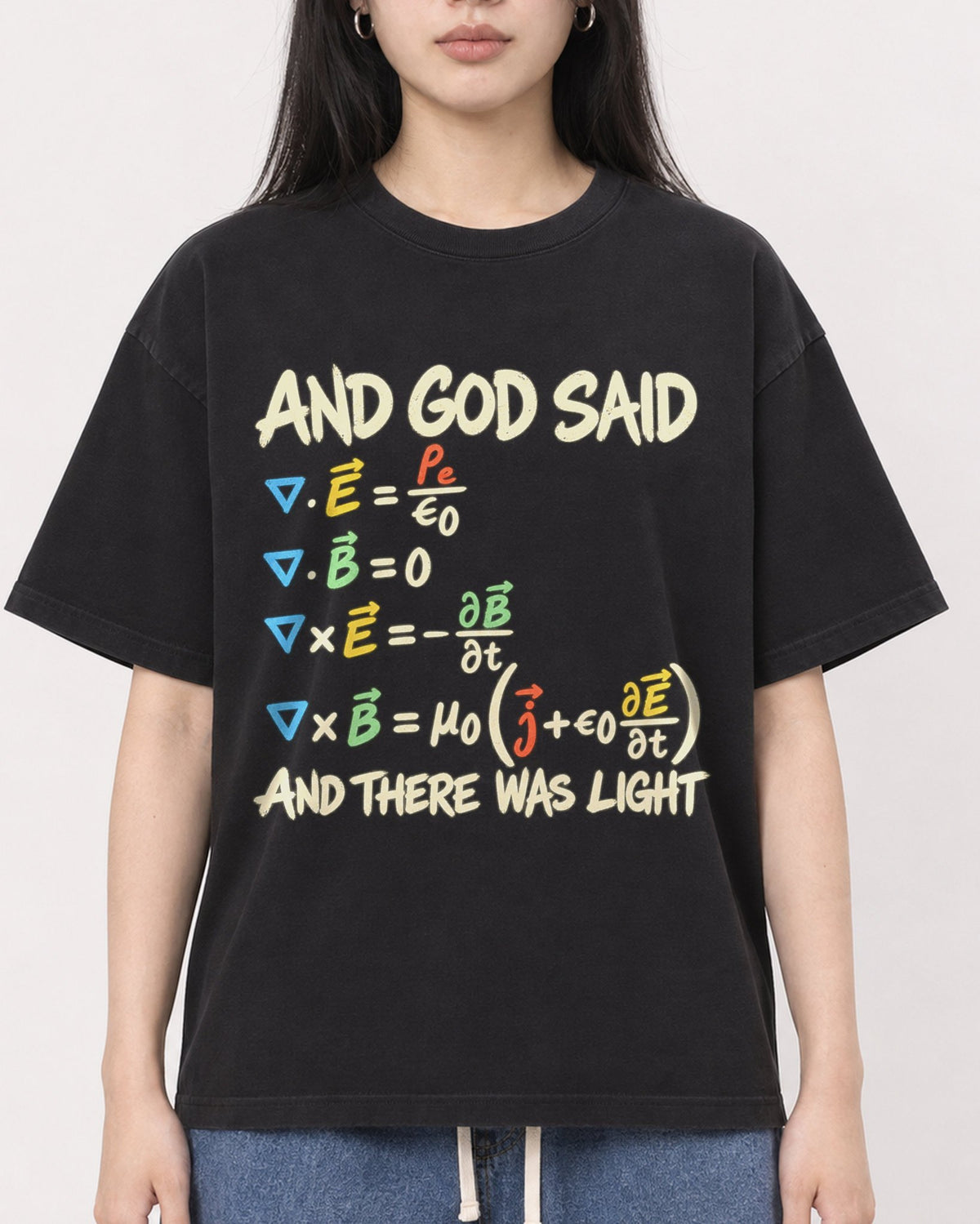 Mockup Boxy Heavyweight Tee Black female close-up 01