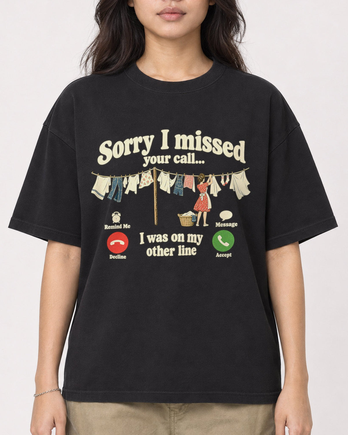 Mockup Boxy Heavyweight Tee Black female close-up 02