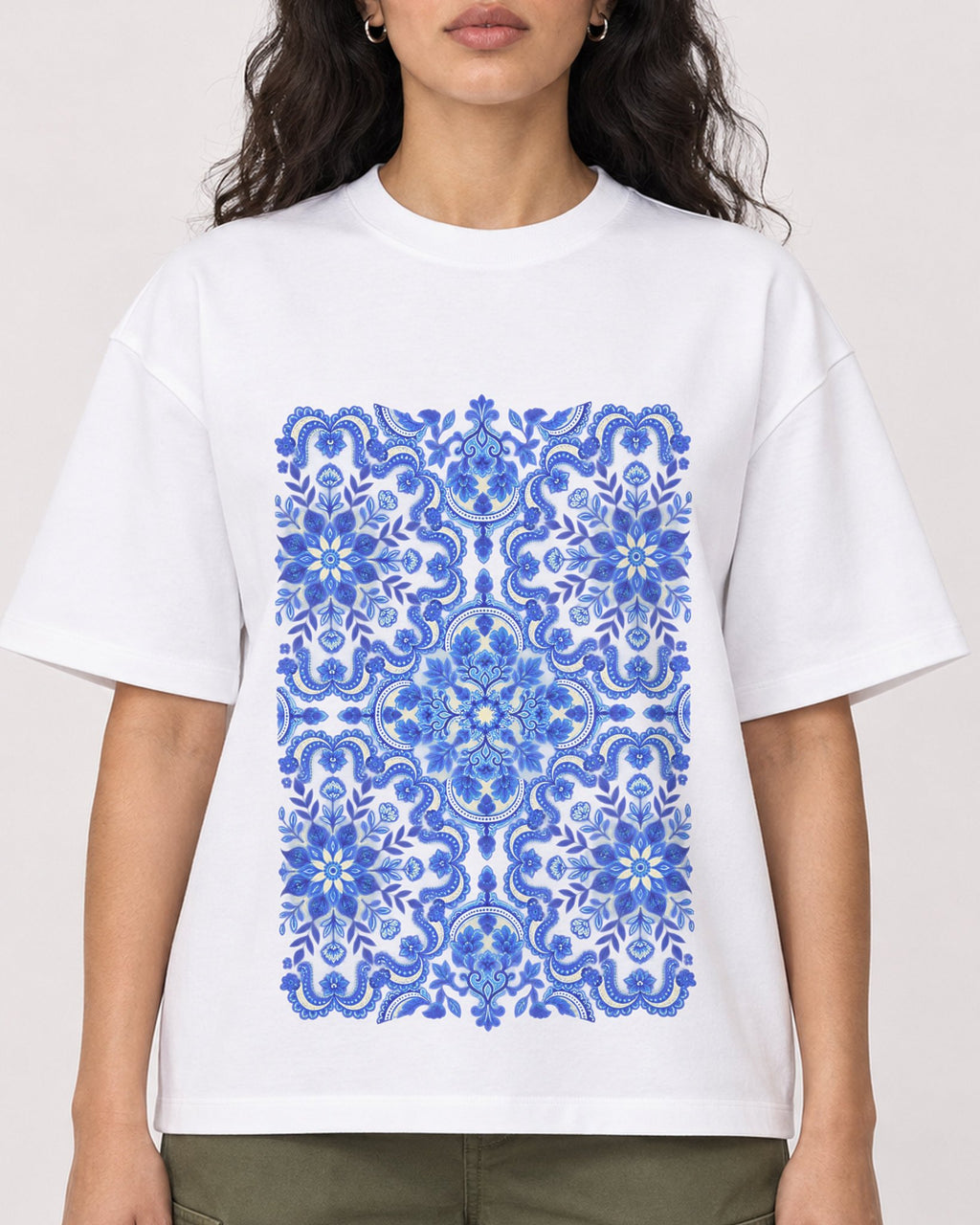 Mockup Boxy Heavyweight Tee White female close-up 07