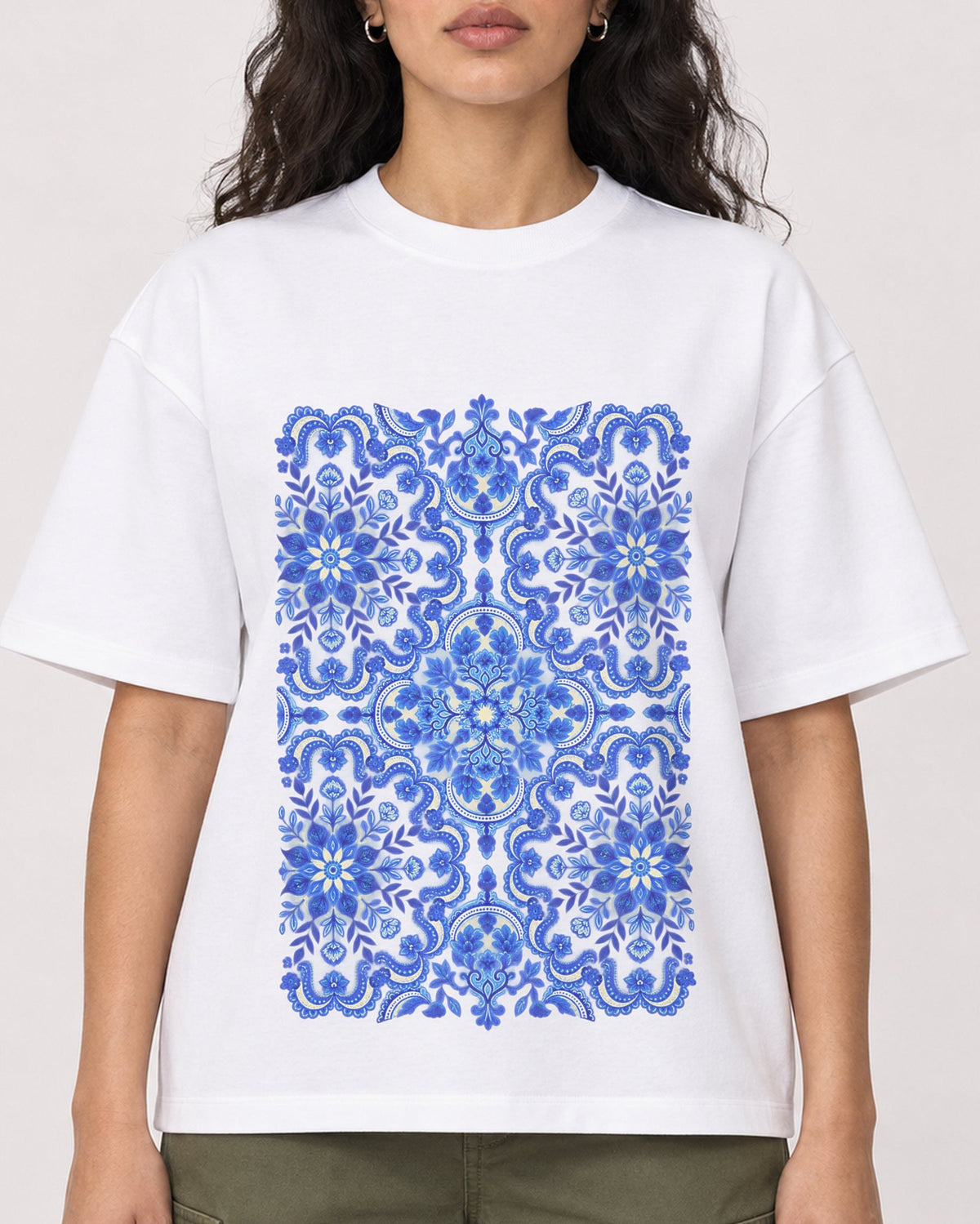 Mockup Boxy Heavyweight Tee White female close-up 07