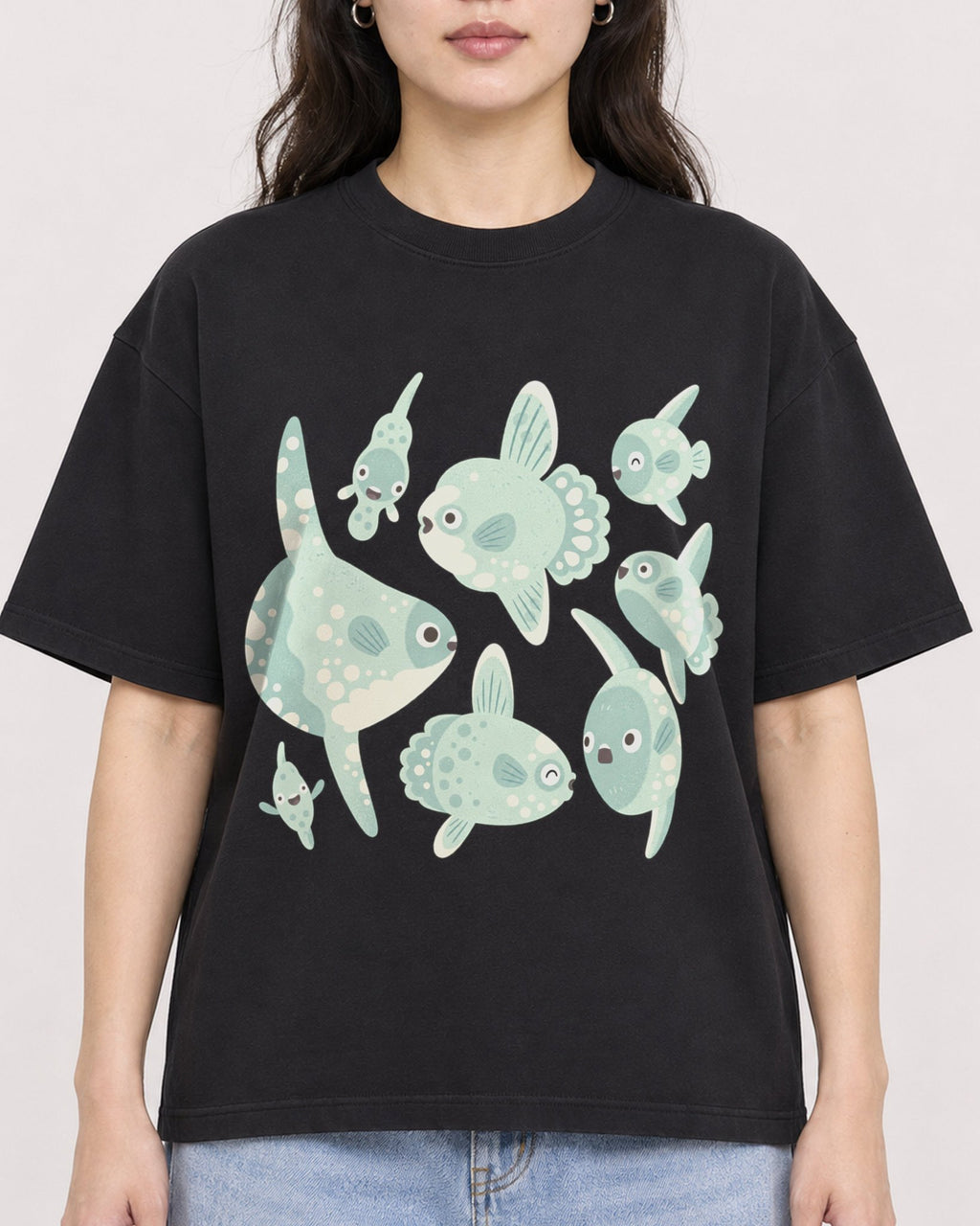 Mockup Boxy Heavyweight Tee Black female close-up 03